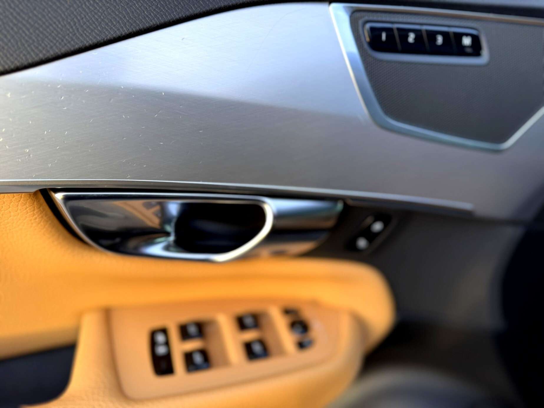 2019 Volvo XC90 T6 AWD Momentum / Pano / Amber Interior / Certifie thumb 13