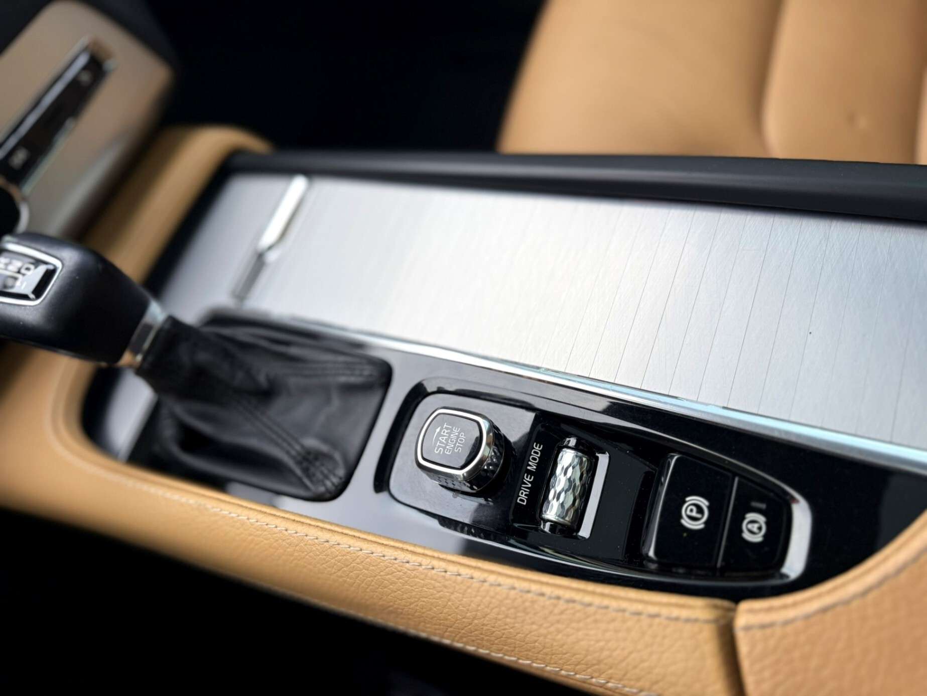 2019 Volvo XC90 T6 AWD Momentum / Pano / Amber Interior / Certifie thumb 19