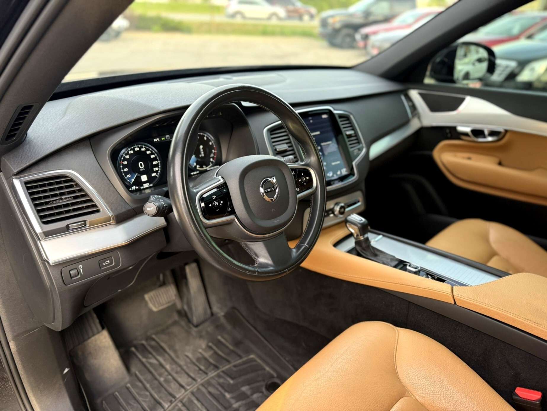 2019 Volvo XC90 T6 AWD Momentum / Pano / Amber Interior / Certifie thumb 8