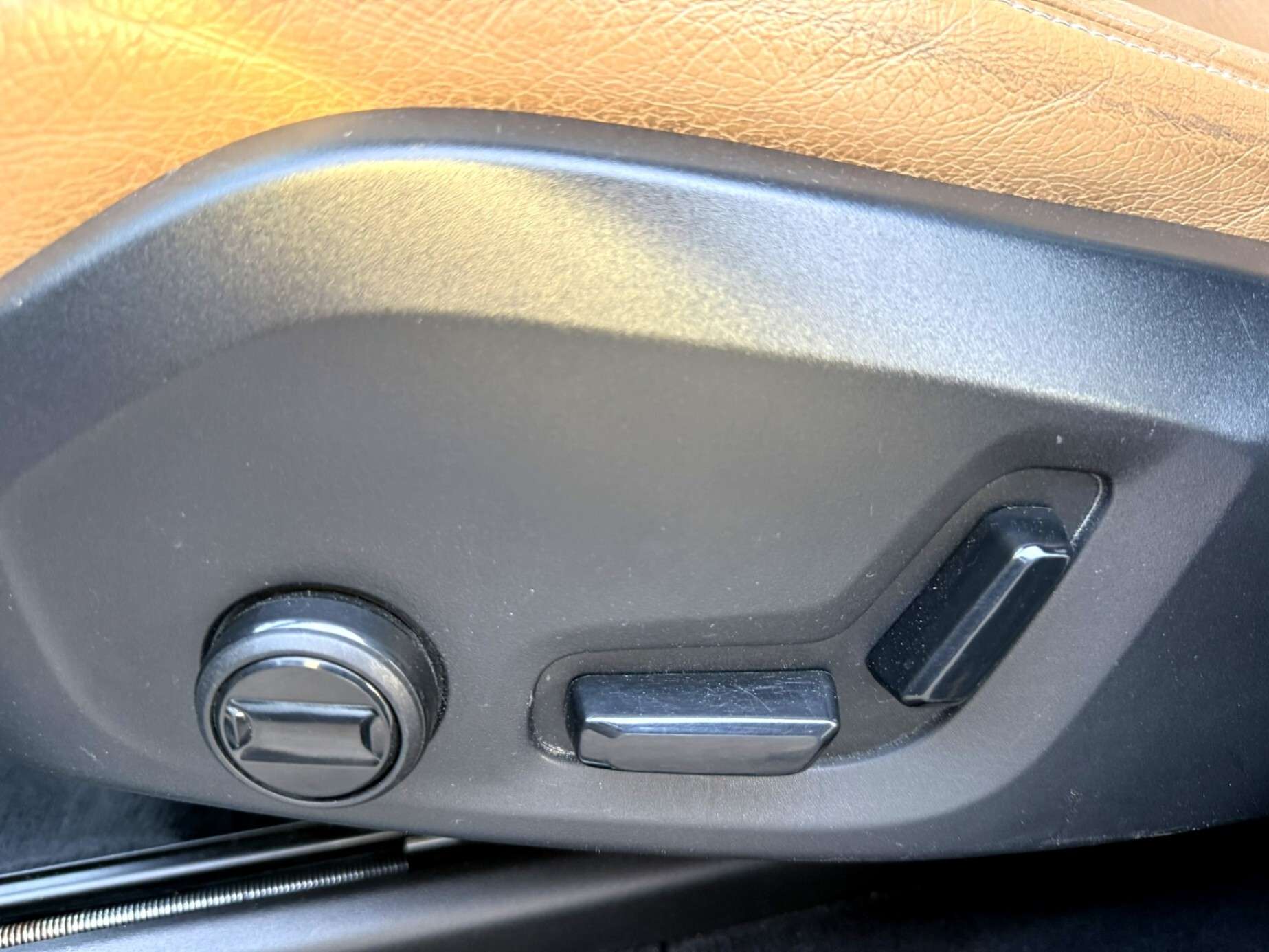 2019 Volvo XC90 T6 AWD Momentum / Pano / Amber Interior / Certifie thumb 12