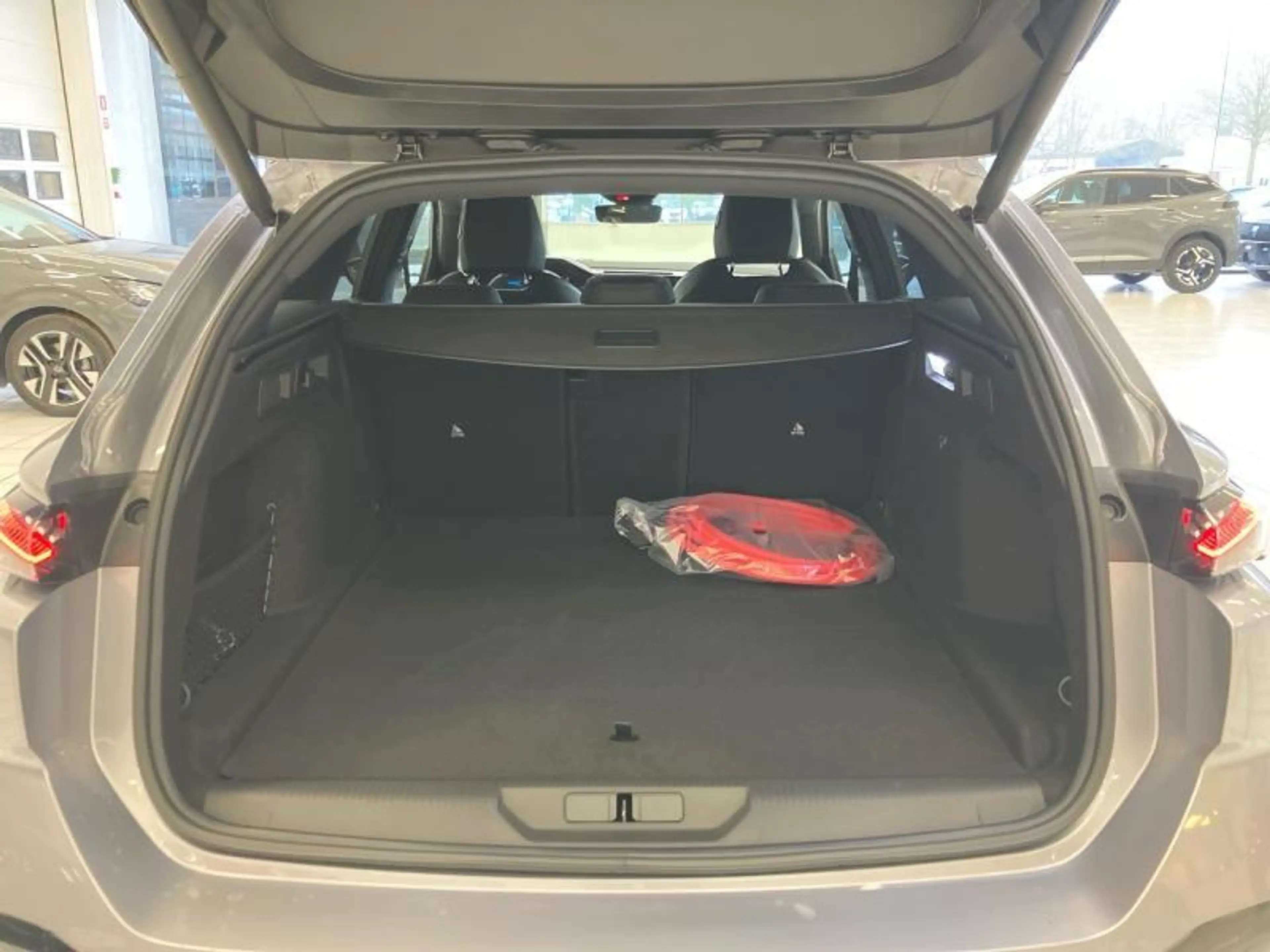 Peugeot 308 III & e- — photo 9