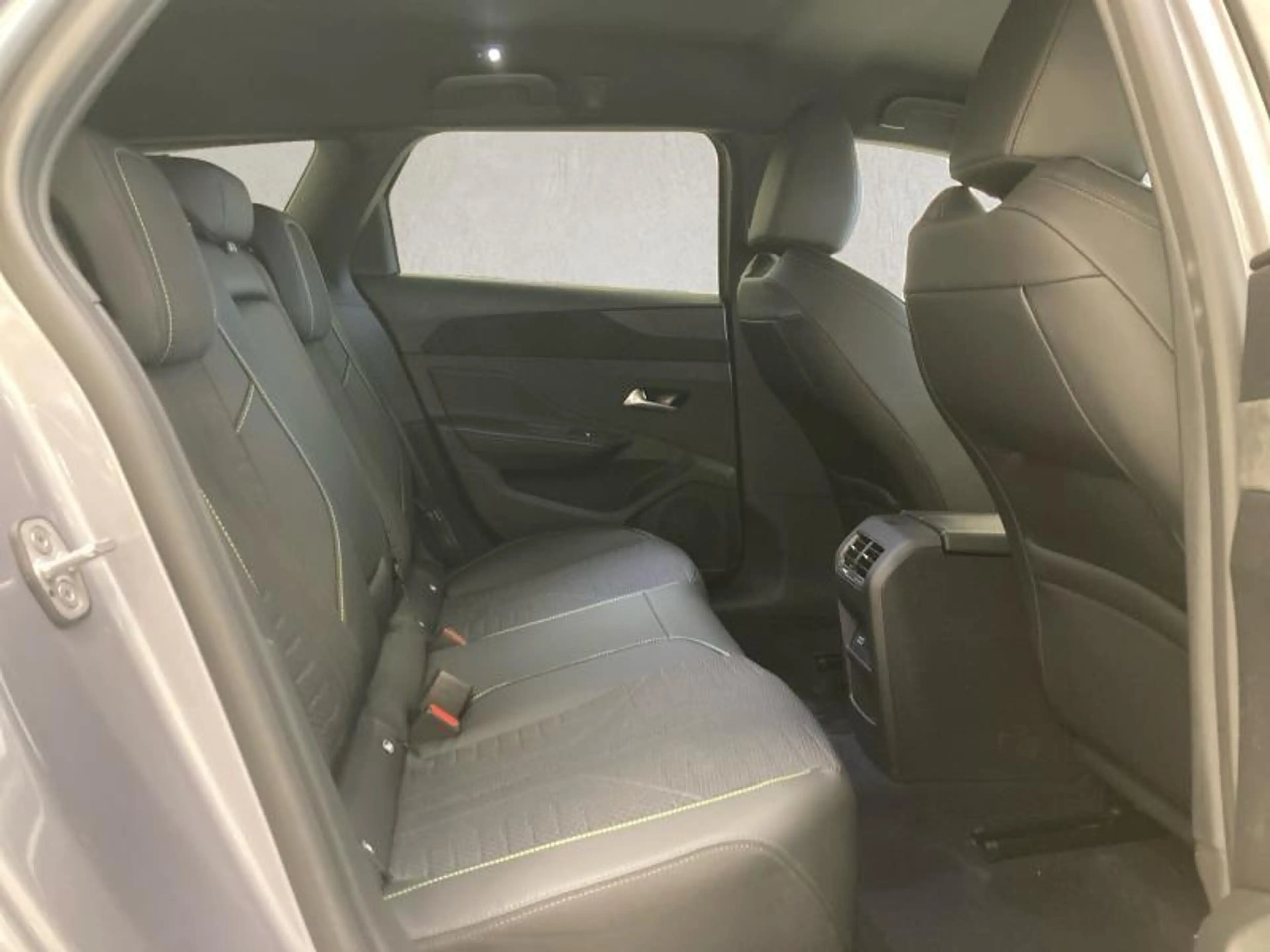 Peugeot 308 III & e- — photo 13
