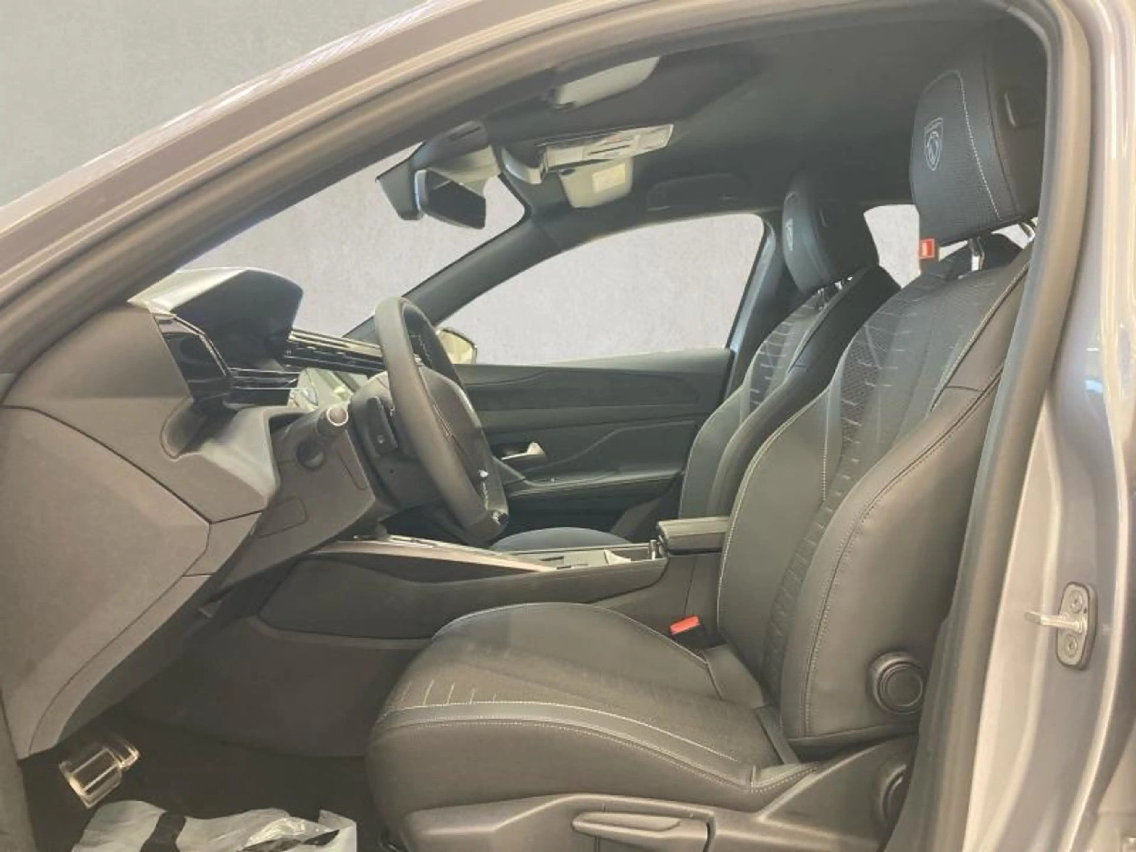Peugeot 308 III & e- — photo 11