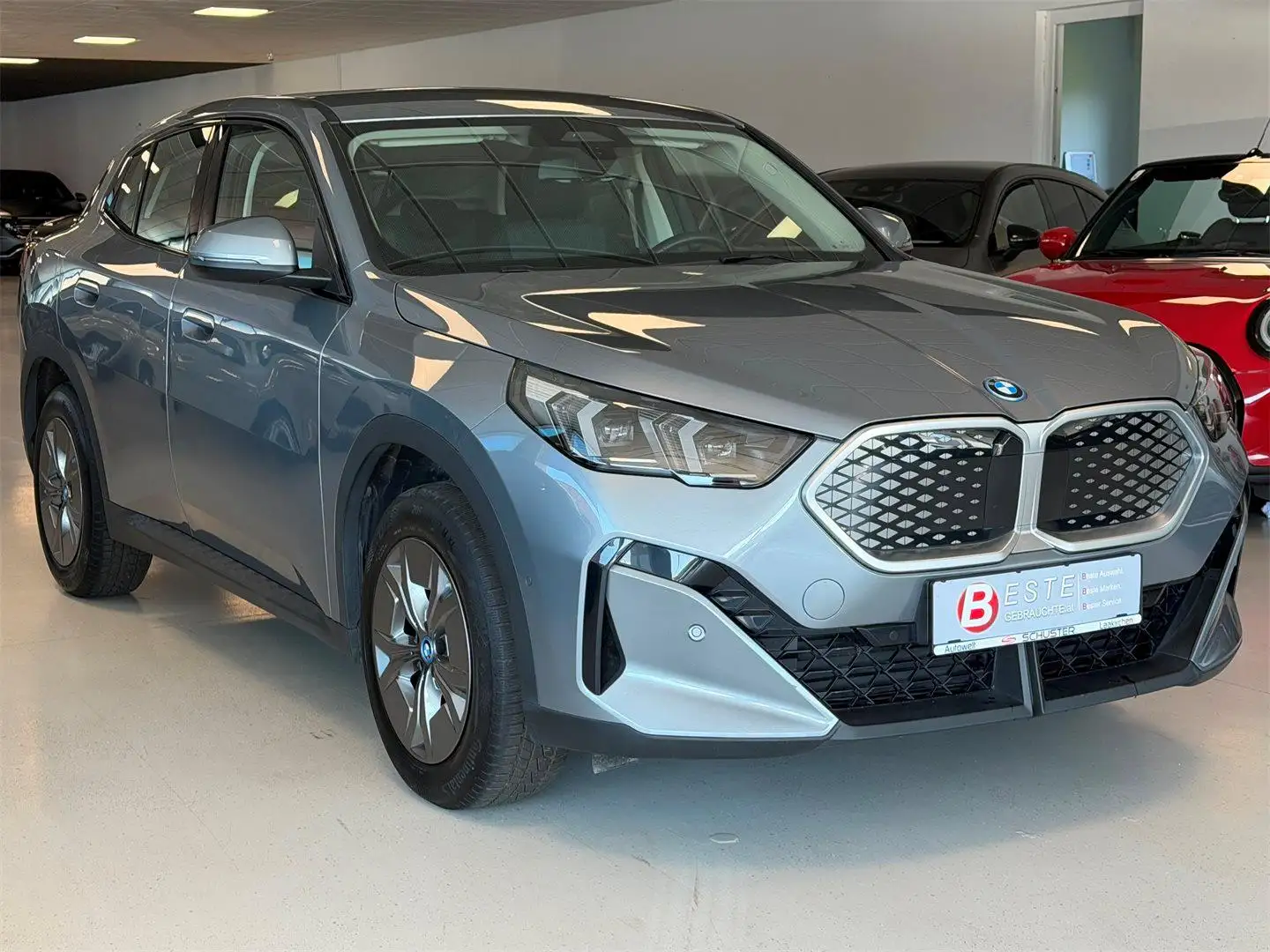 BMW iX2 eDrive20 66,5 kWh Grau - 1