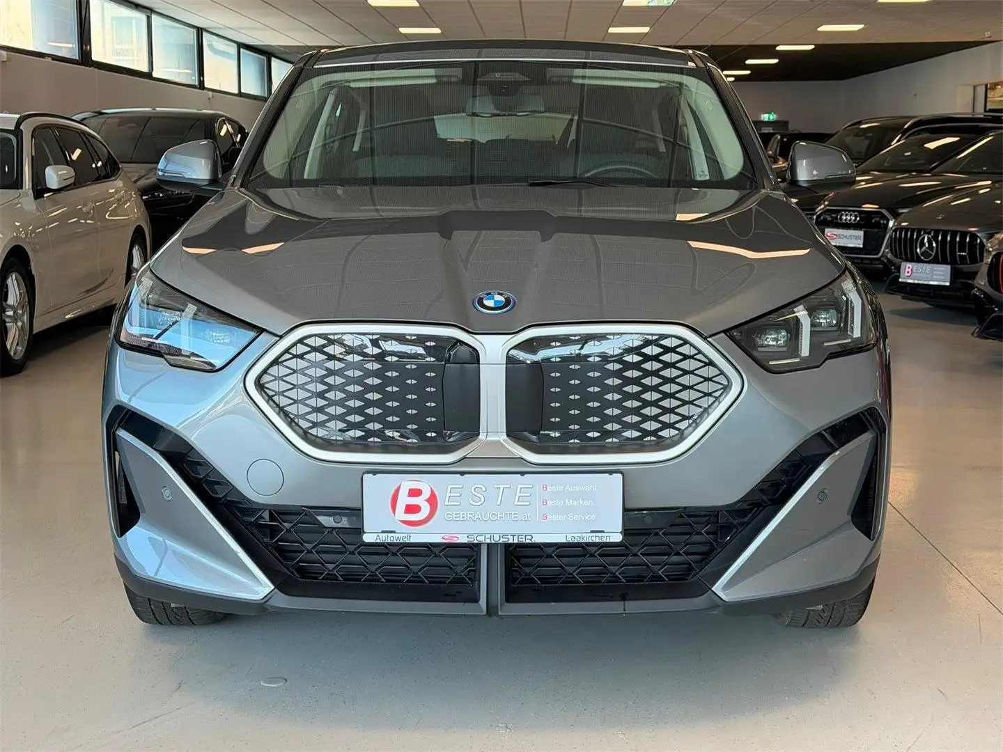BMW iX2 eDrive20 66,5 kWh Grau - 2
