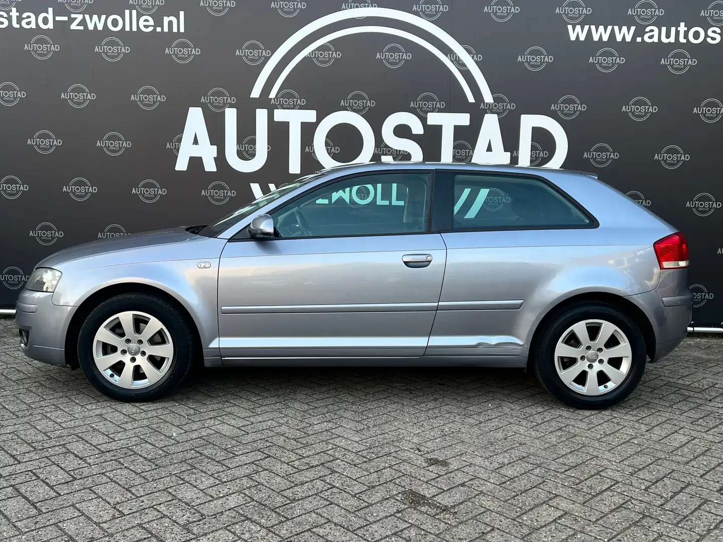 Audi A3 1.6 Attraction Airco/Apk/Cruise/Nap Grijs - 2