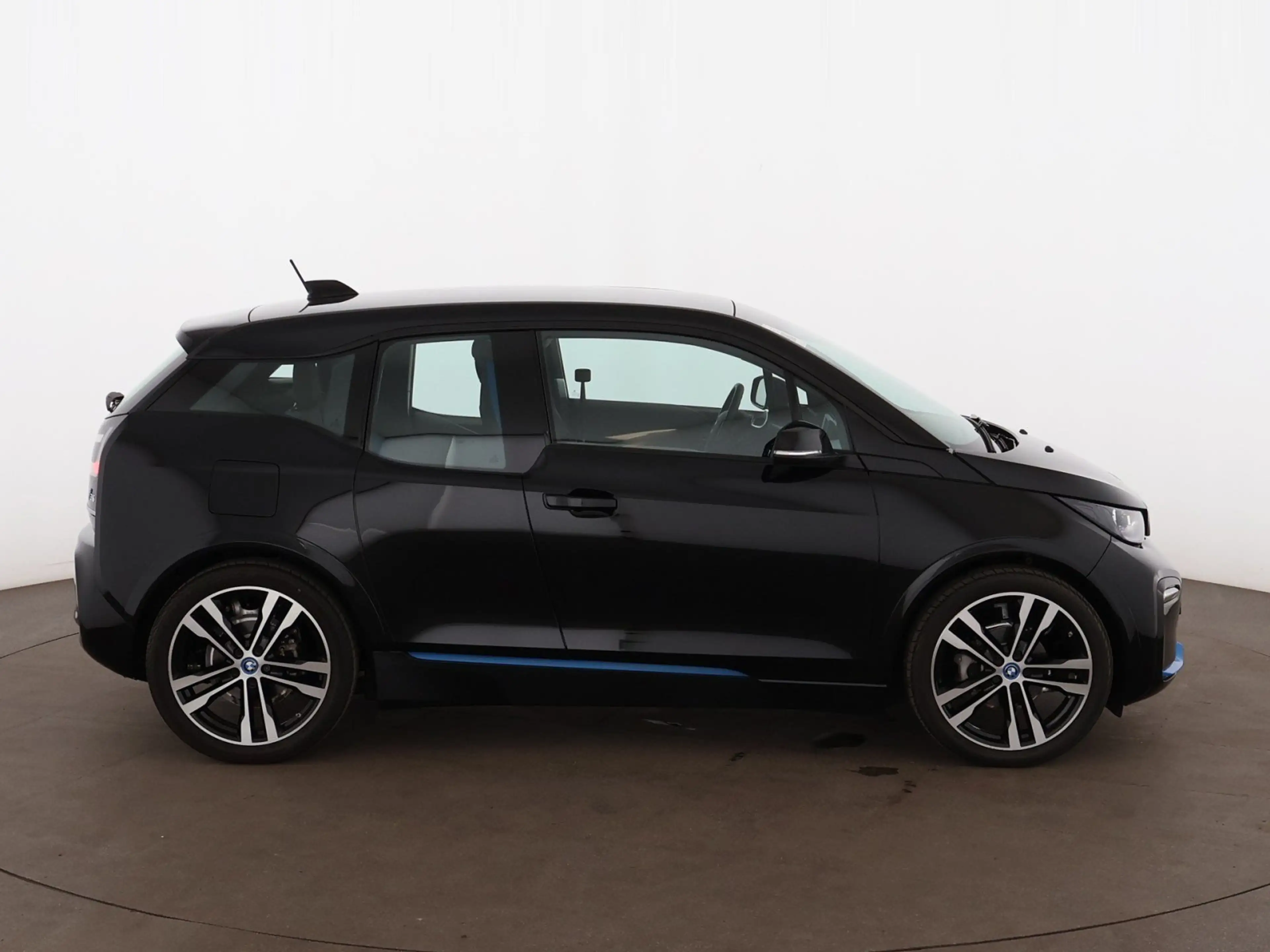BMW i3 s 42kWh Aut LED WAERMEPUMPE NAVI SITZHZG TEMP — photo 9