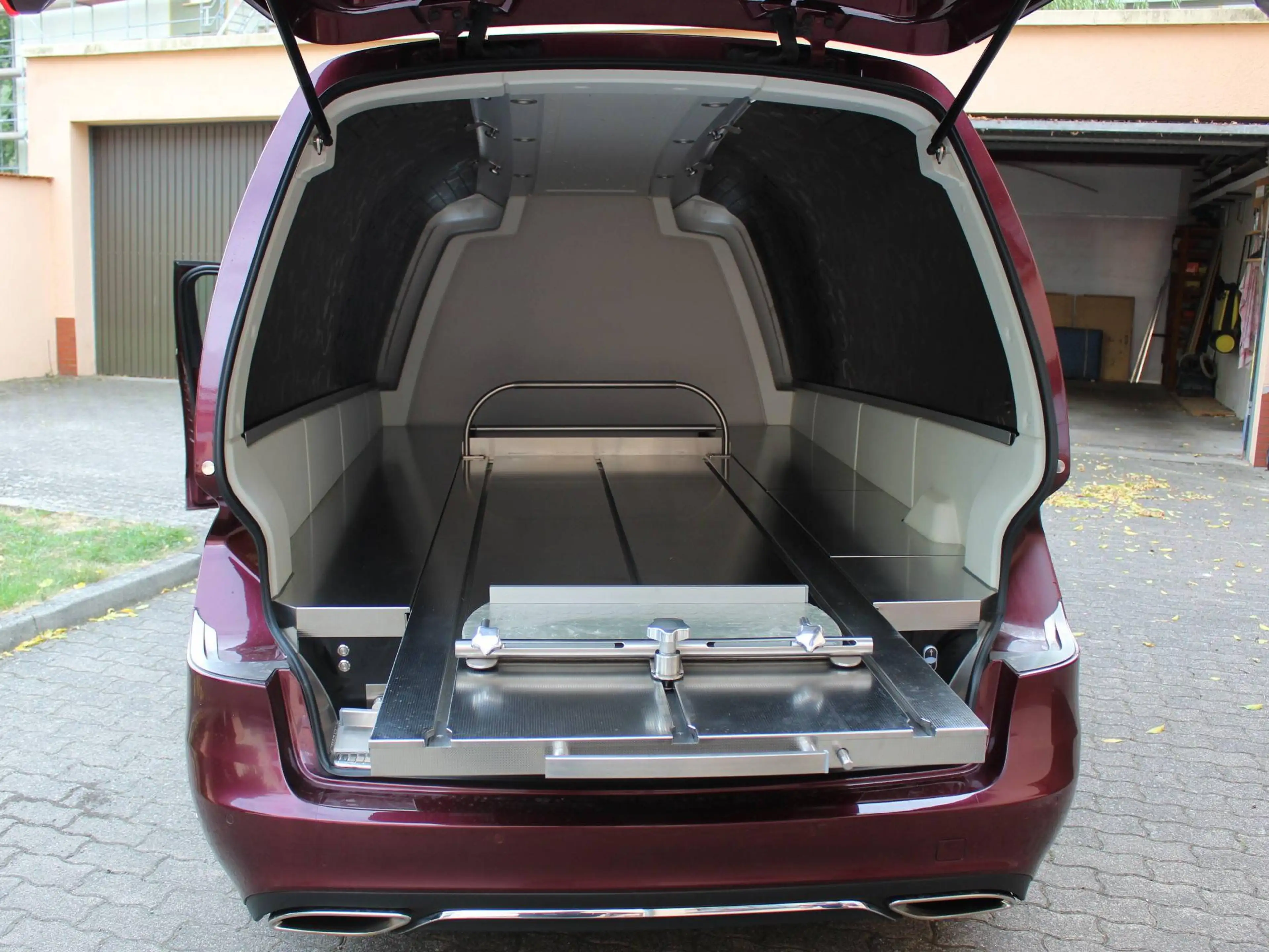 Mercedes-Benz E 250 E 250 CGI BlueEfficiency Bestattungswagen — photo 12