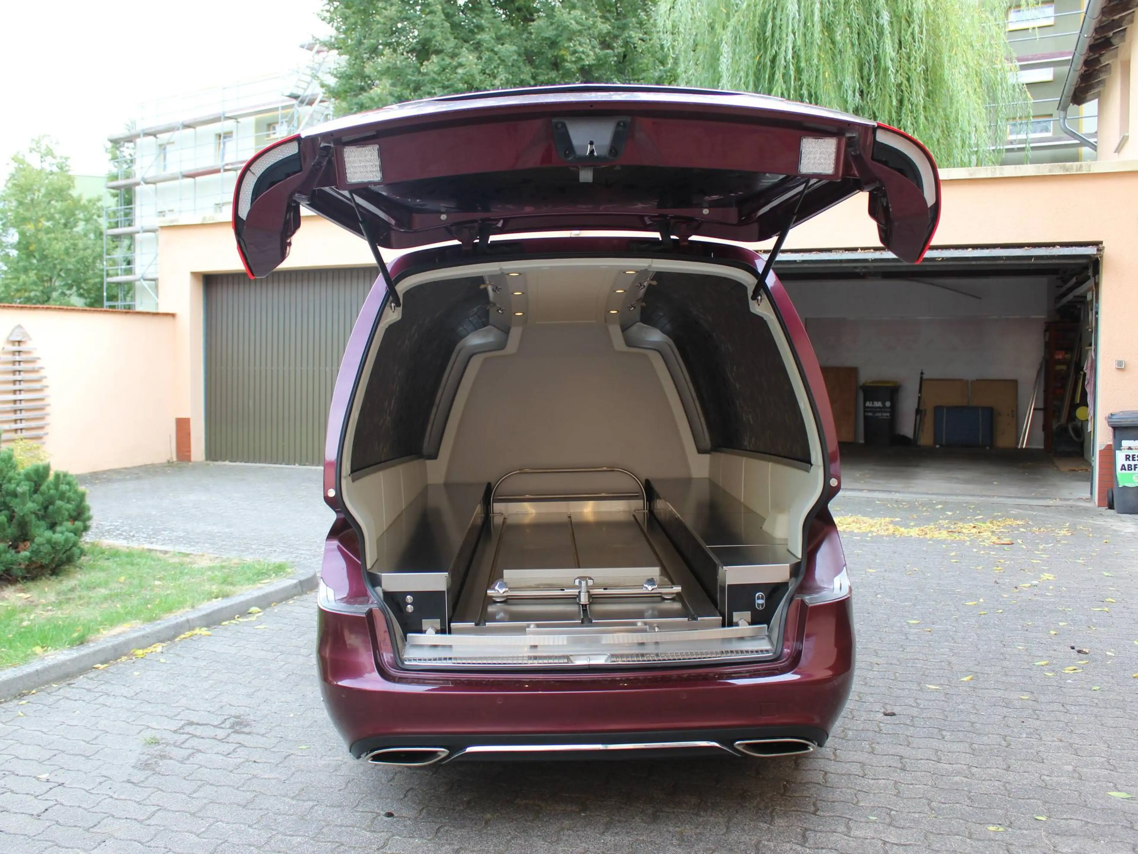 Mercedes-Benz E 250 E 250 CGI BlueEfficiency Bestattungswagen — photo 10