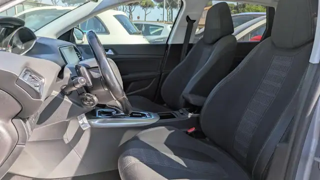 Peugeot 308 view 6