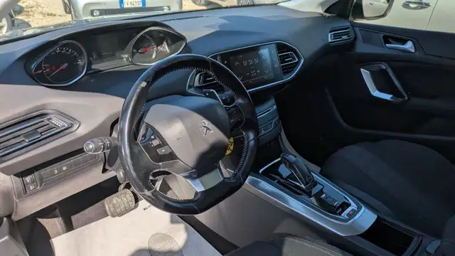 Peugeot 308 view 8