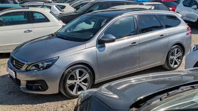 Peugeot 308 view 3