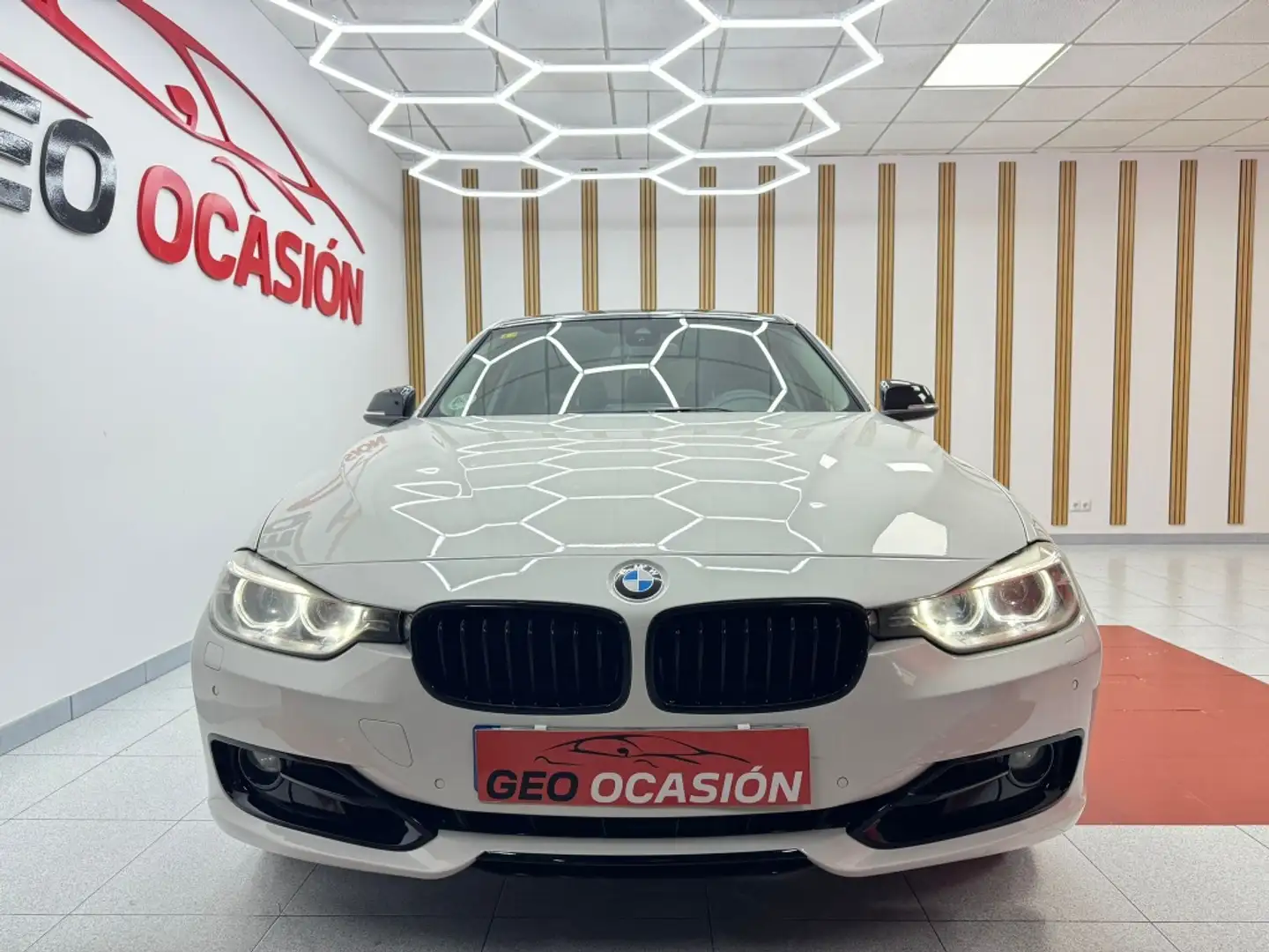 BMW 320 320dA Essential Edition Blanc - 2