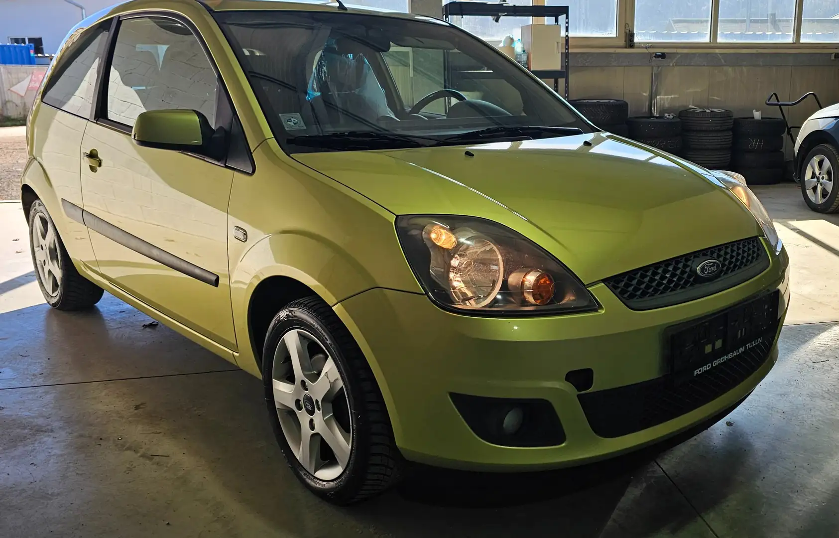 Ford Fiesta Fiesta Connection 1,25 16V Connection Grün - 1