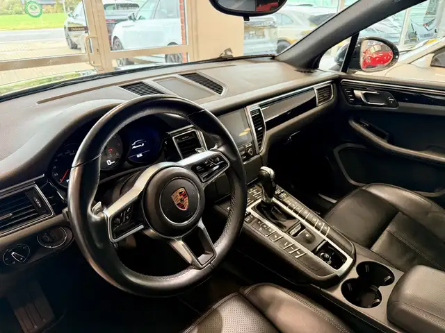 Porsche Macan view 13