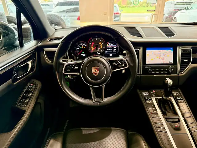 Porsche Macan view 14