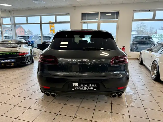 Porsche Macan view 4