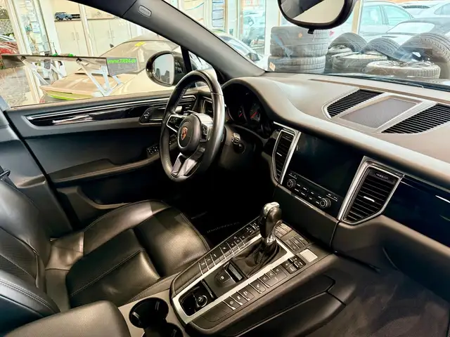 Porsche Macan view 12