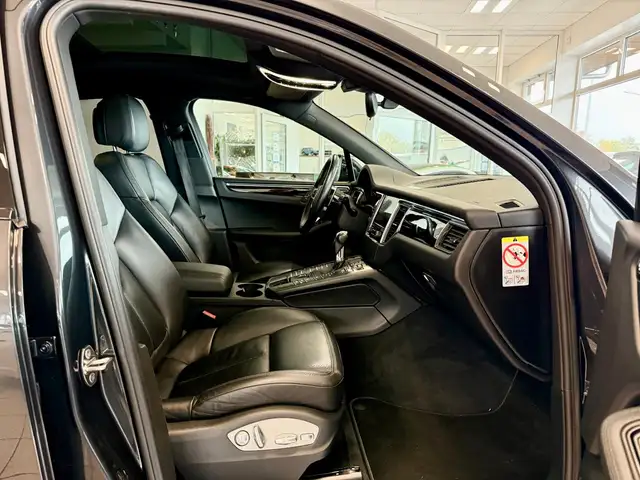 Porsche Macan view 11