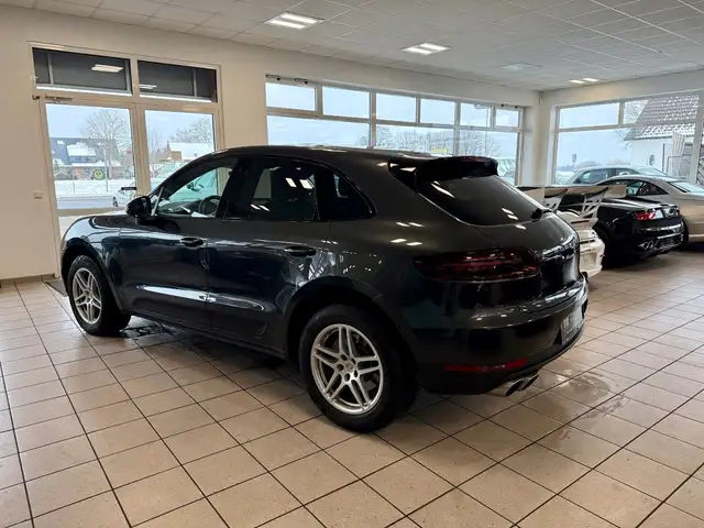 Porsche Macan view 3