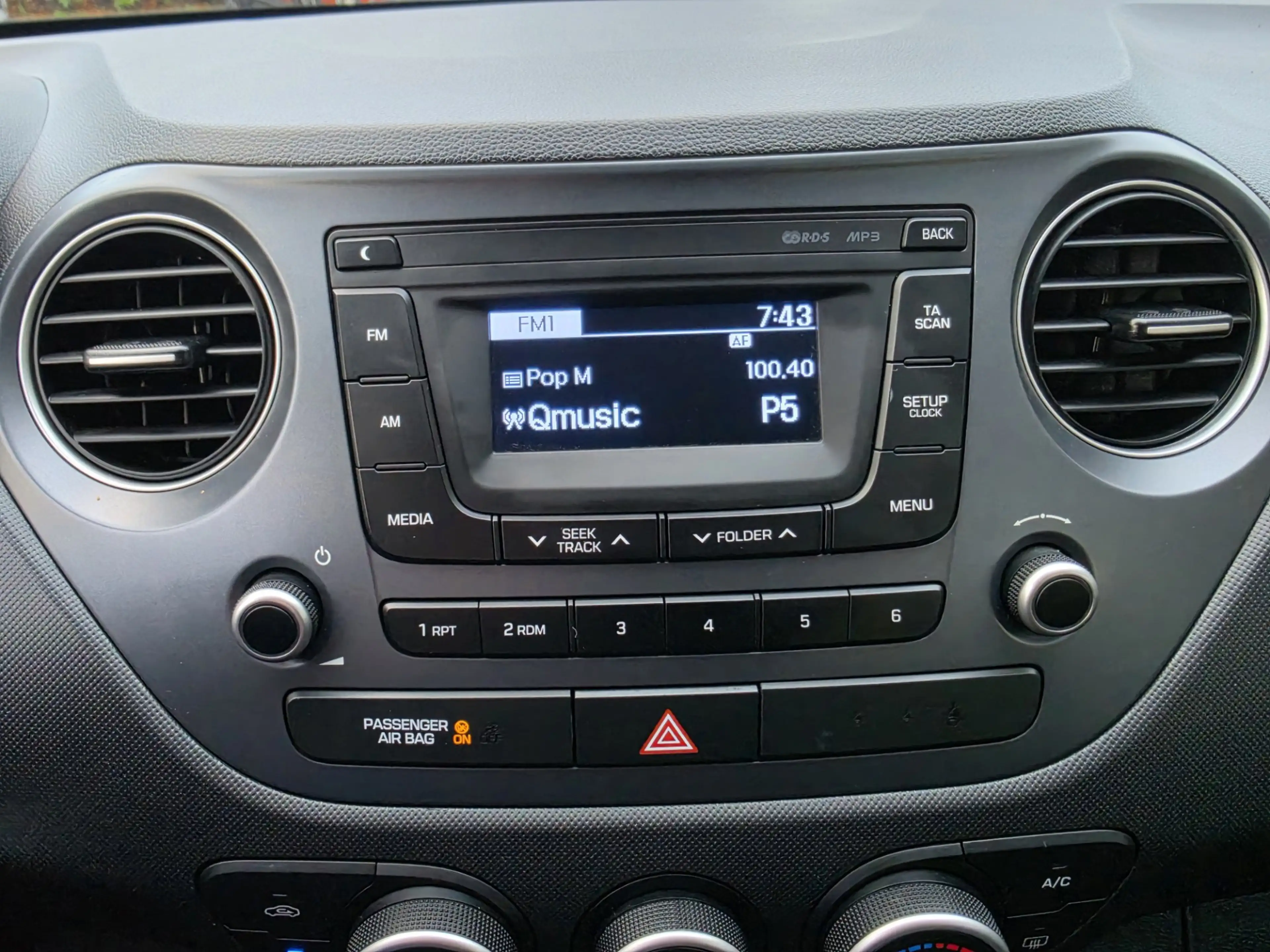 Hyundai i10 1.0i Comfort — photo 13