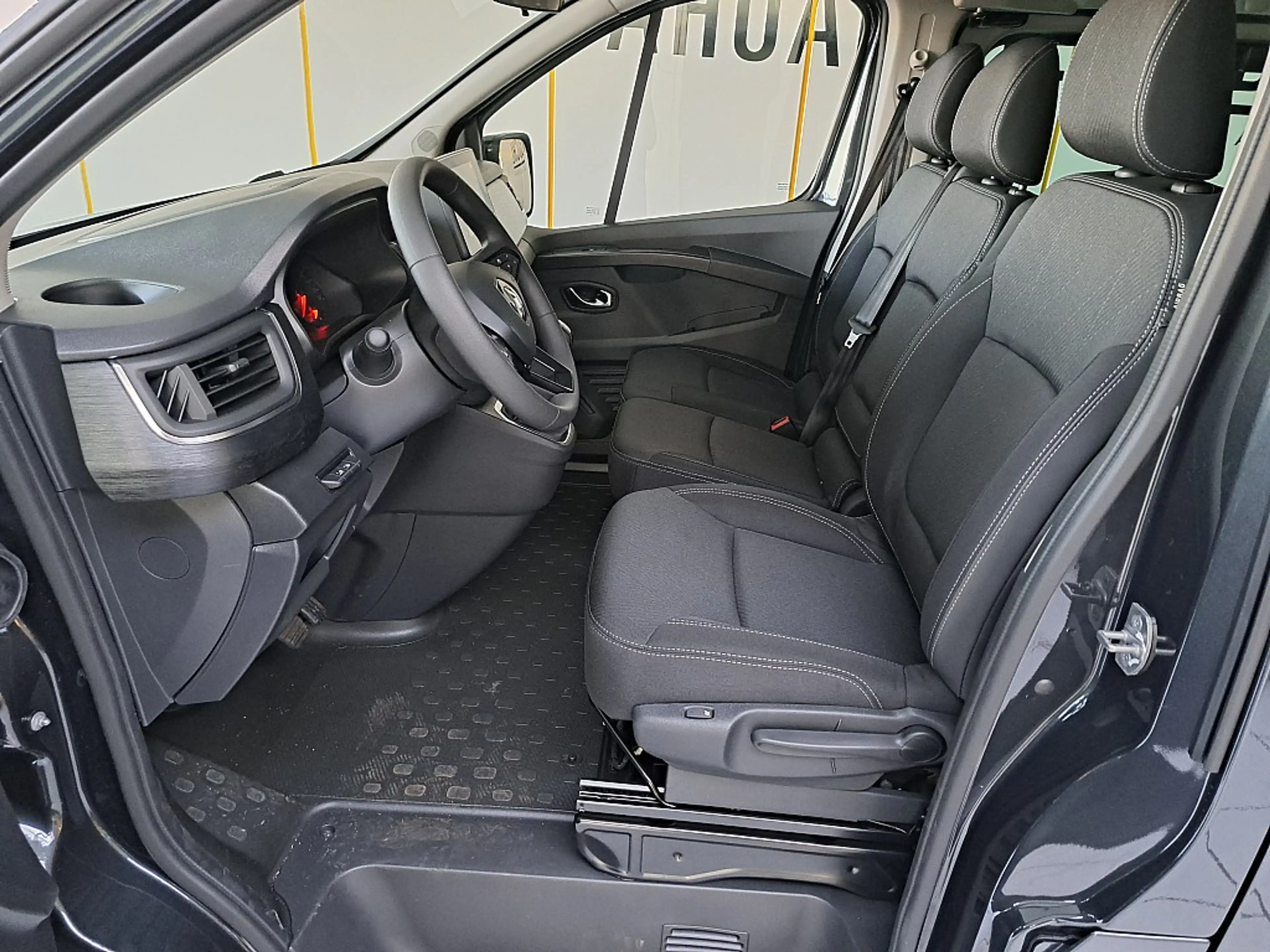 Renault Trafic Passenger Techno Blue dCi 150 EDC — photo 4