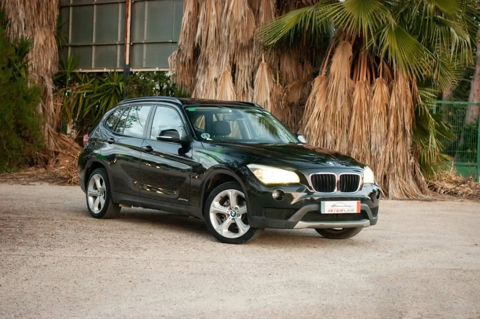 BMW X1 xDrive18d Schwarz - 1