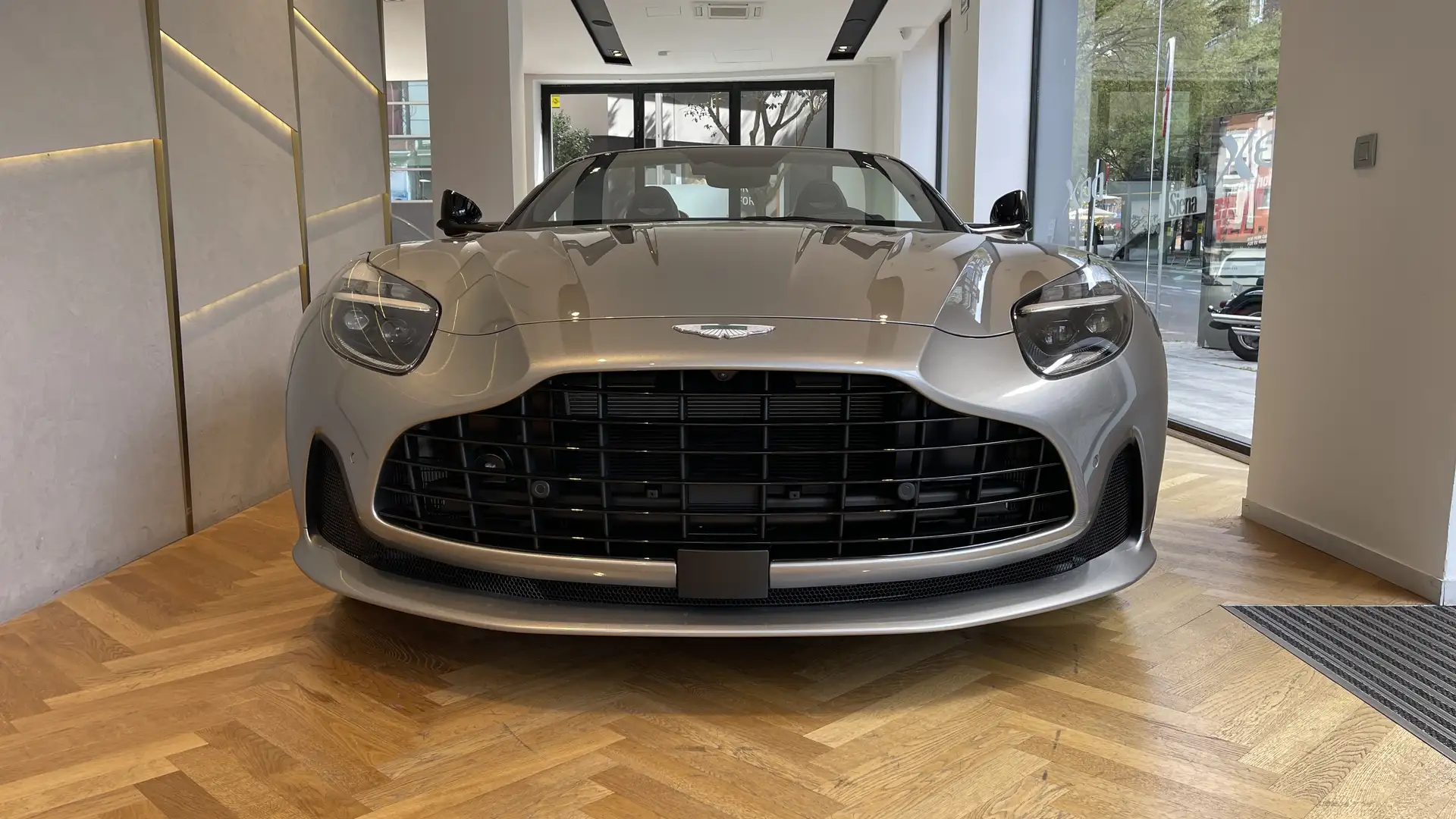 Aston Martin DB12 Volante - 2