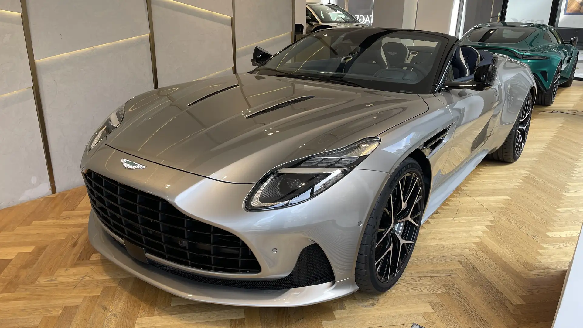 Aston Martin DB12 Volante - 1