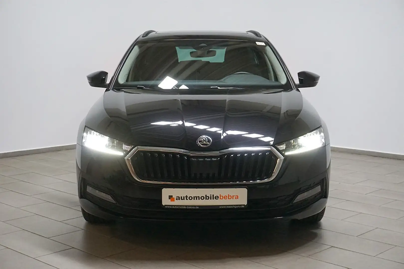 Skoda Octavia 2.0TDI DSG Ambition Virtual Pano AHK StHz Schwarz - 2