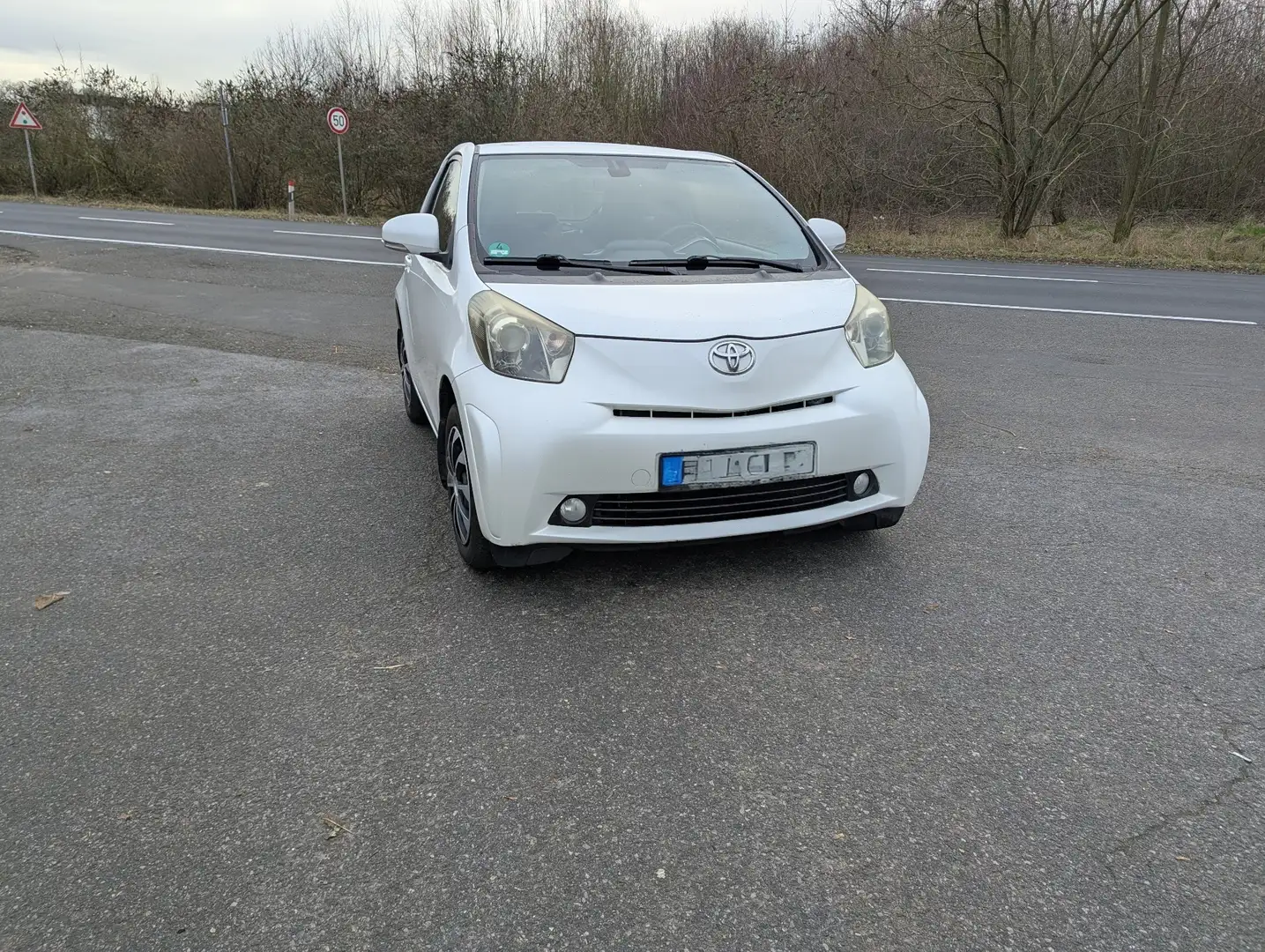 Toyota iQ 1.33 + 4 Zylinder 98 PS Weiß - 1