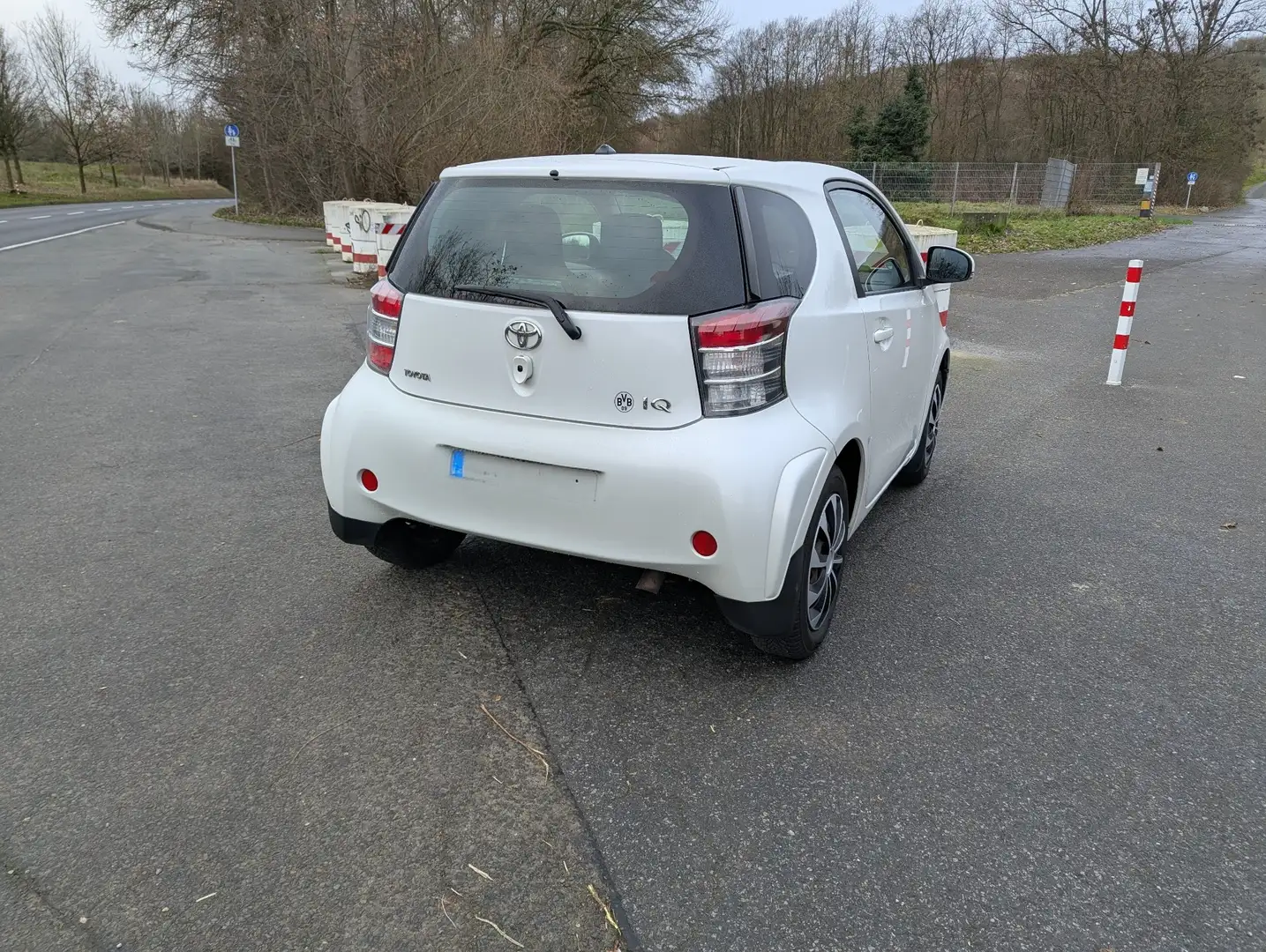 Toyota iQ 1.33 + 4 Zylinder 98 PS Weiß - 2