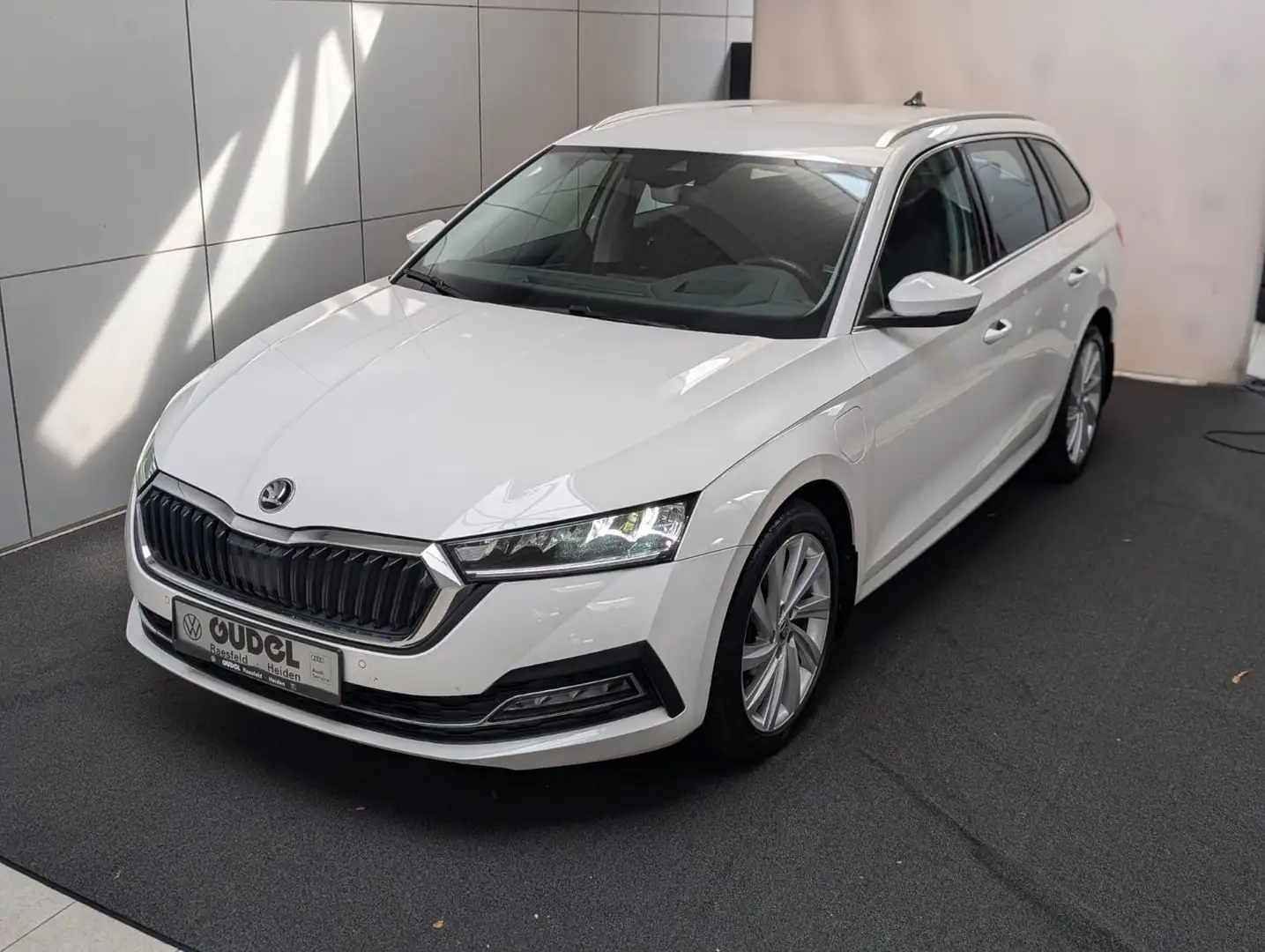 Skoda Octavia Combi Style 1.4 iV DSG 18" Kamera HeadUp Blanc - 2