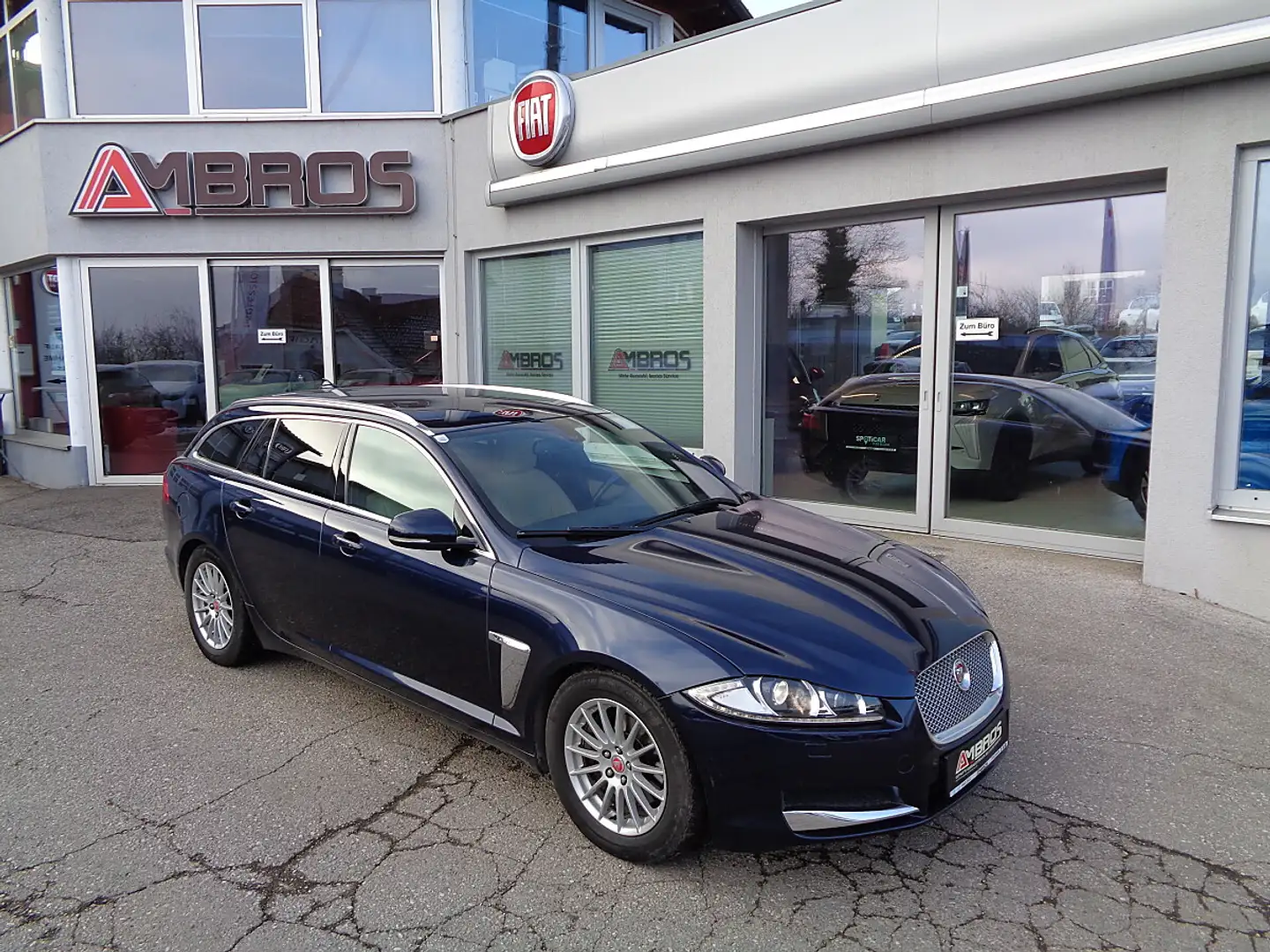 Jaguar XF Sportbrake 2,2 Diesel mit Anhängerkupplung Blau - 1