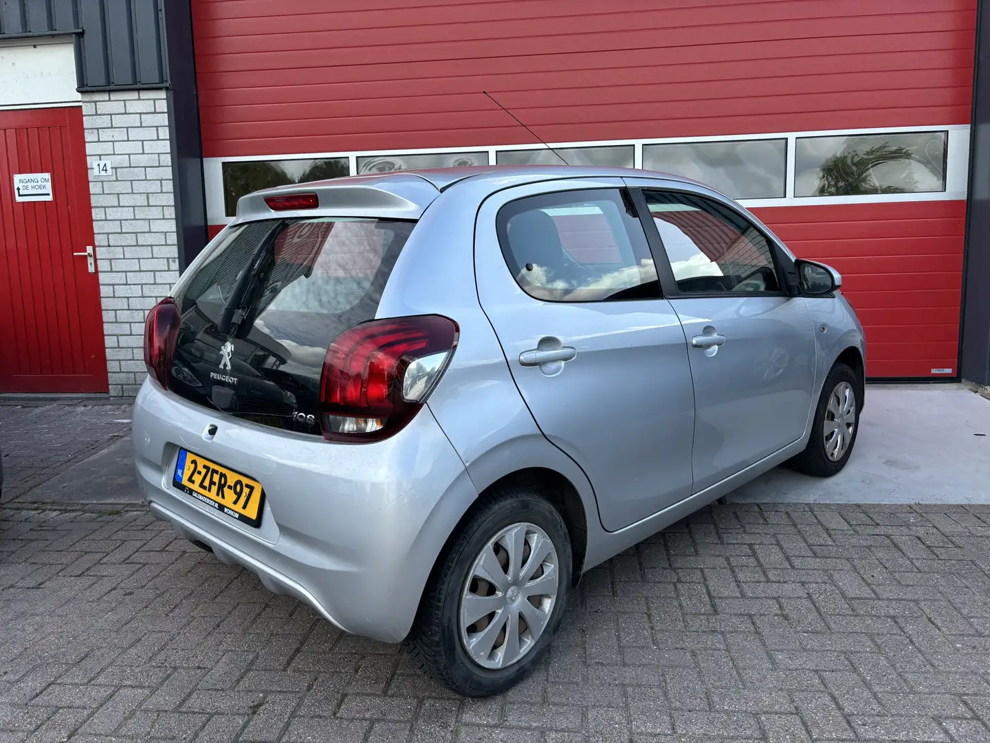 Peugeot 108 1.0 e-VTi Active KOOPJE / AIRCO / BLUETOOTH / ELEK Grijs - 2