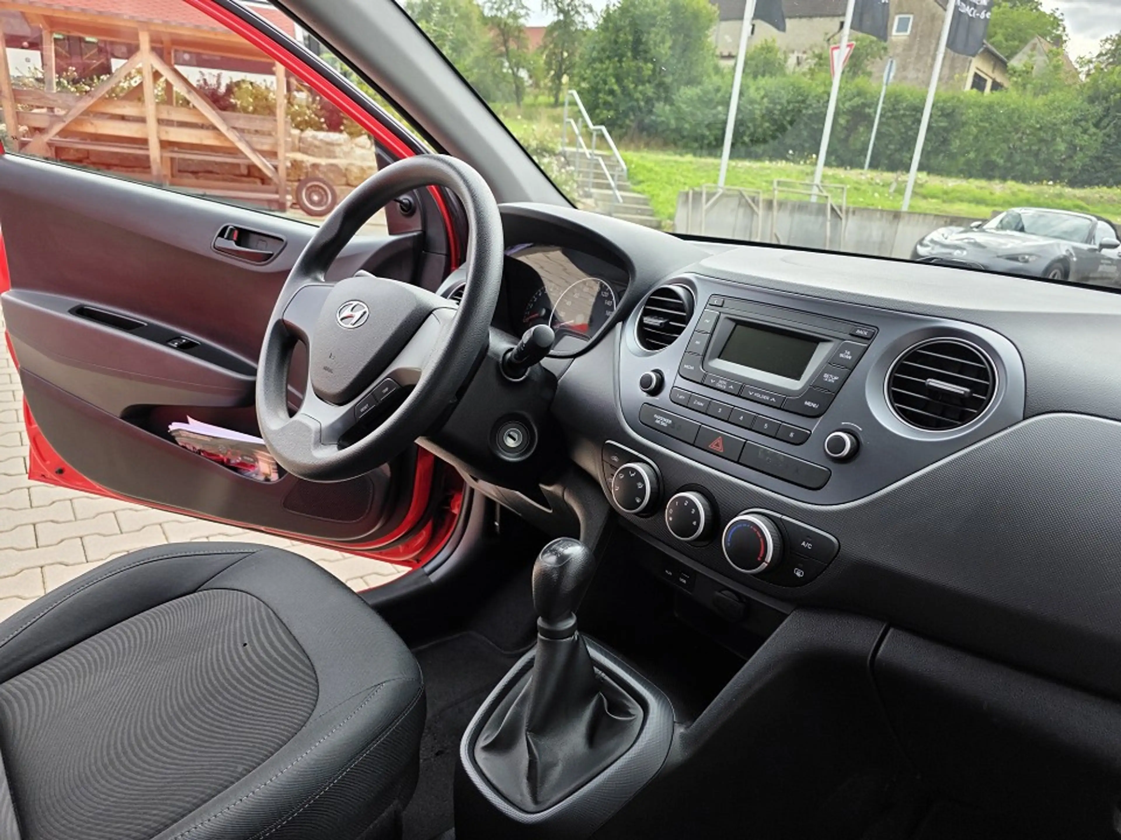 Hyundai i10 — photo 11