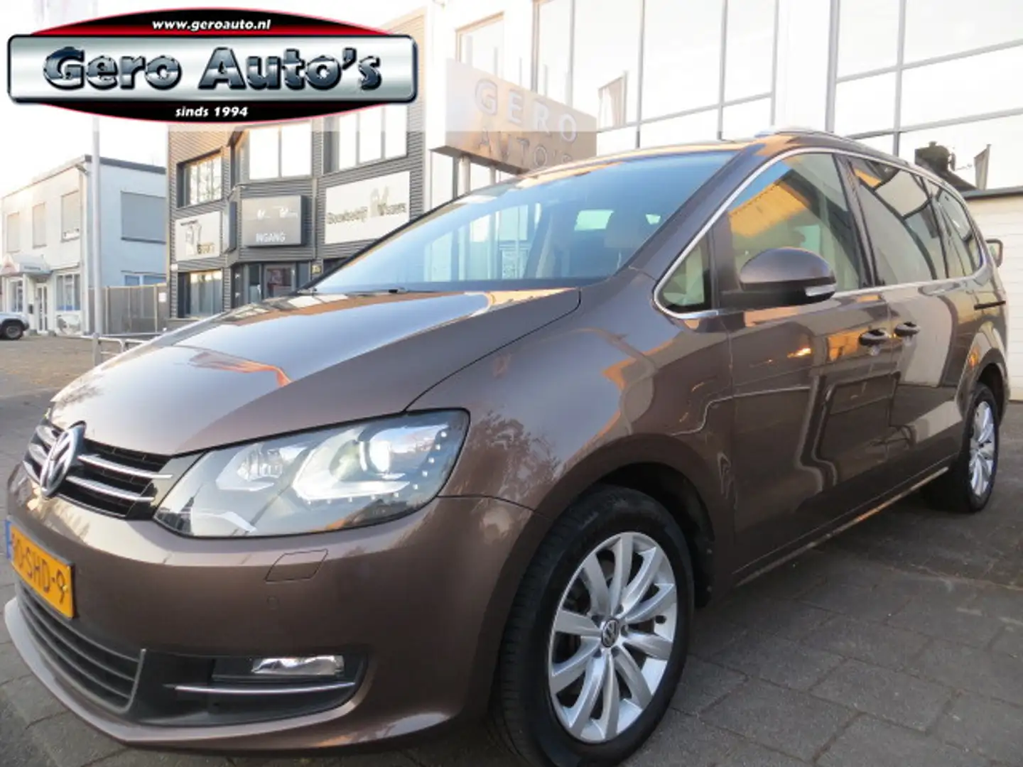 Volkswagen Sharan 1.4 TSI Highline panoramadak nl-auto ,vol opties , Bruin - 1