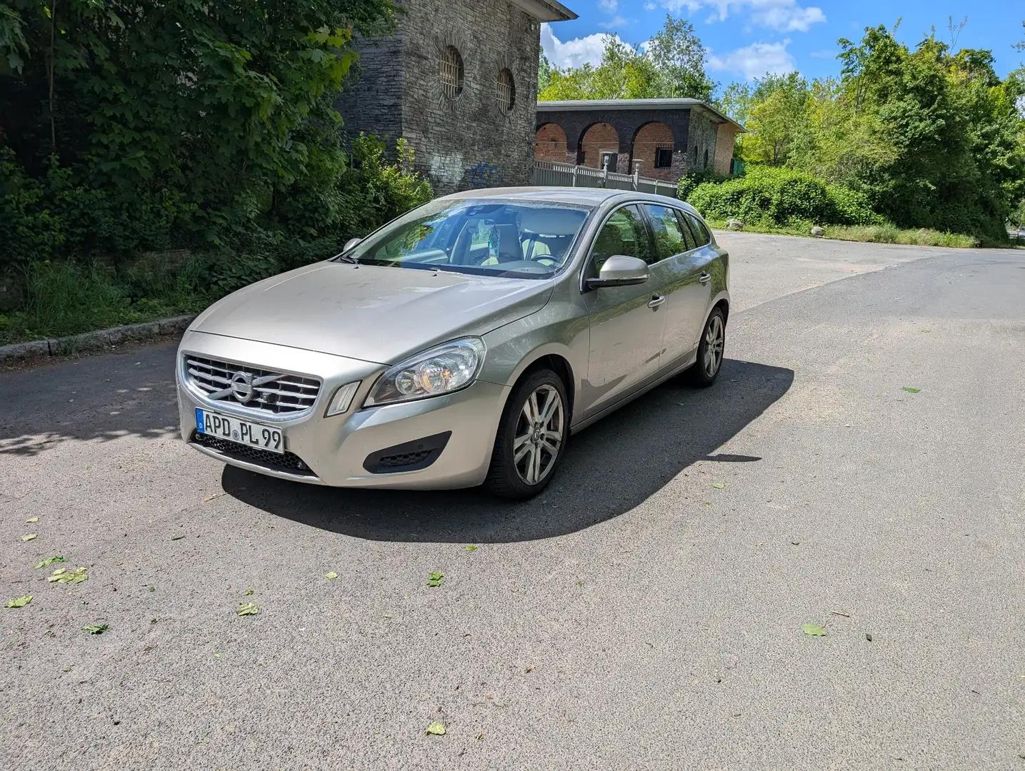 Volvo V60 D5 Geartronic Kinetic Amarillo - 1