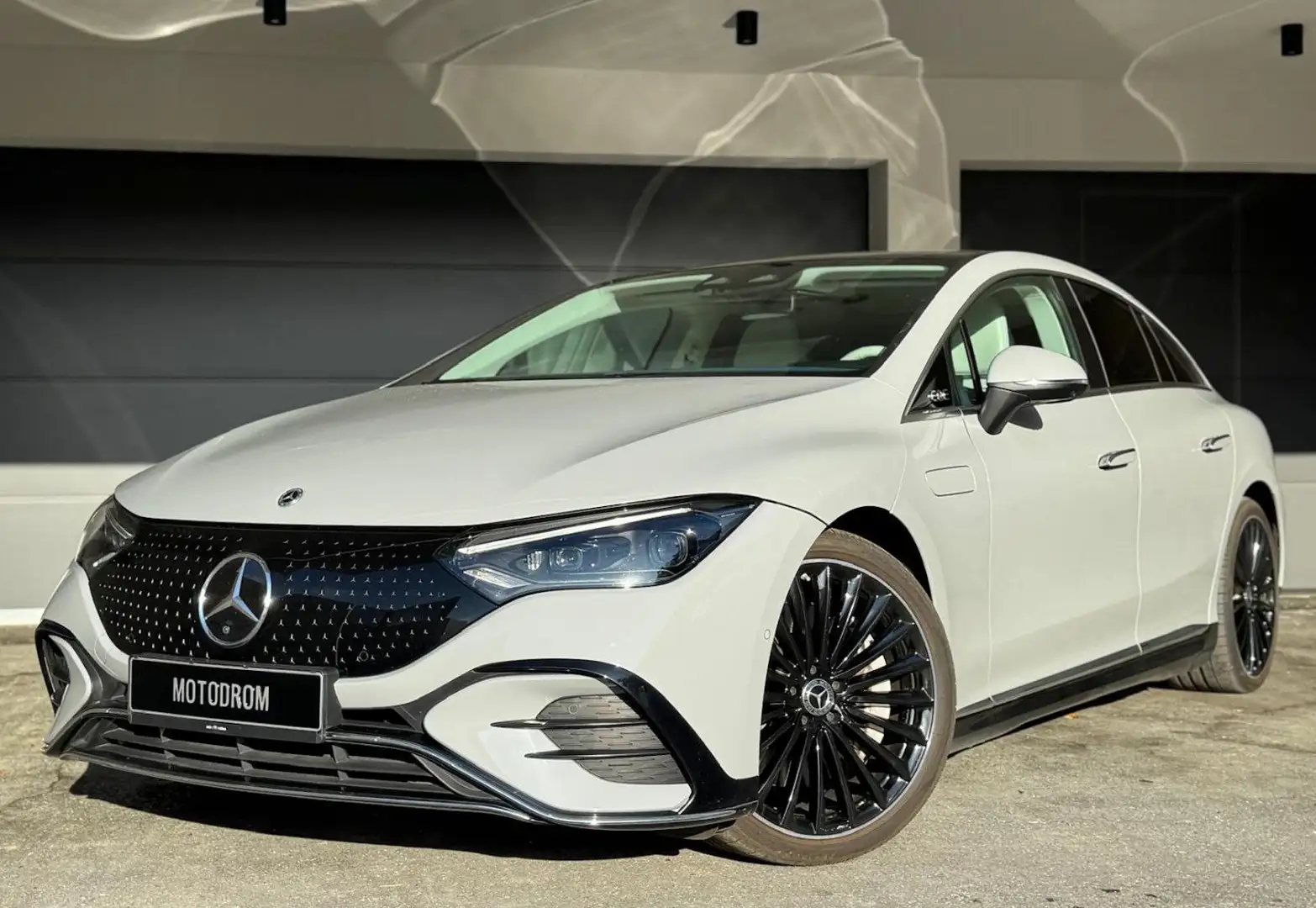 Mercedes-Benz EQE 350 4Matic PANORAMA EXCLUSIVE AMG-LINE Grau - 1