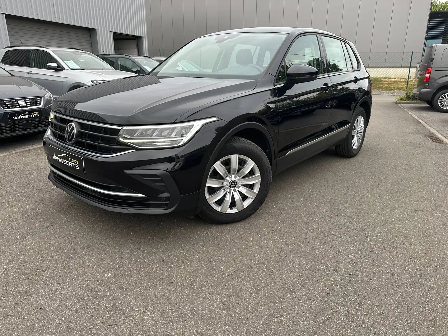 VOLKSWAGEN Tiguan