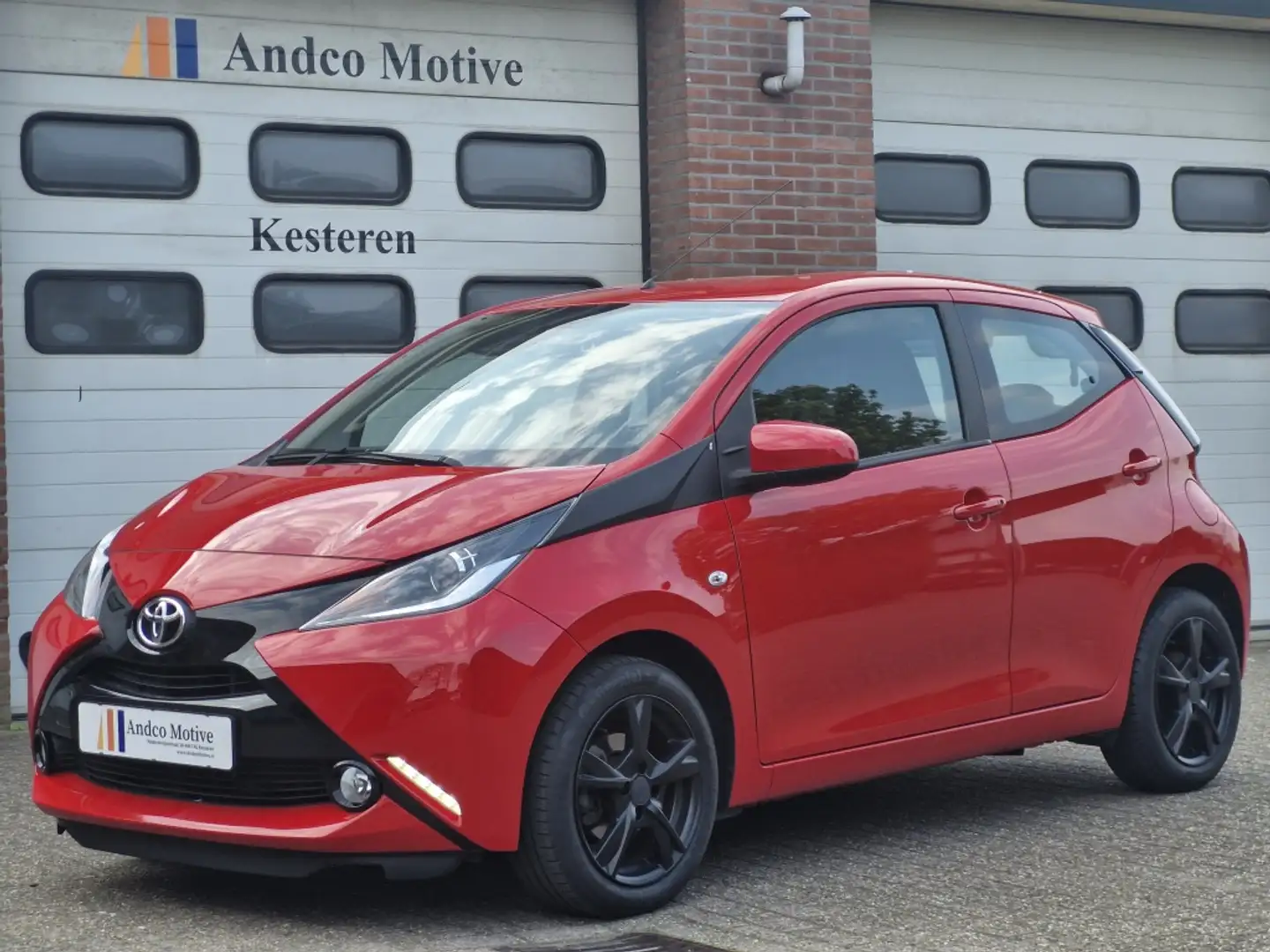 Toyota Aygo Automaat 5Drs 1.0 VVT-i x-play airco Lage kilomete Rood - 1