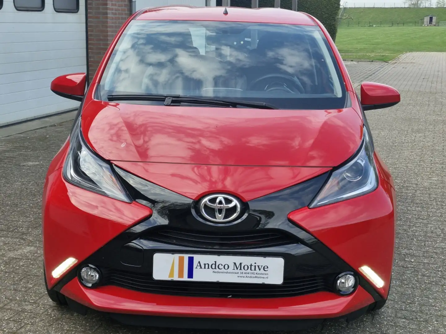 Toyota Aygo Automaat 5Drs 1.0 VVT-i x-play airco Lage kilomete Rood - 2