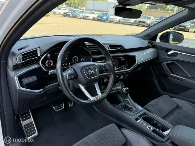 Audi Q3 view 13