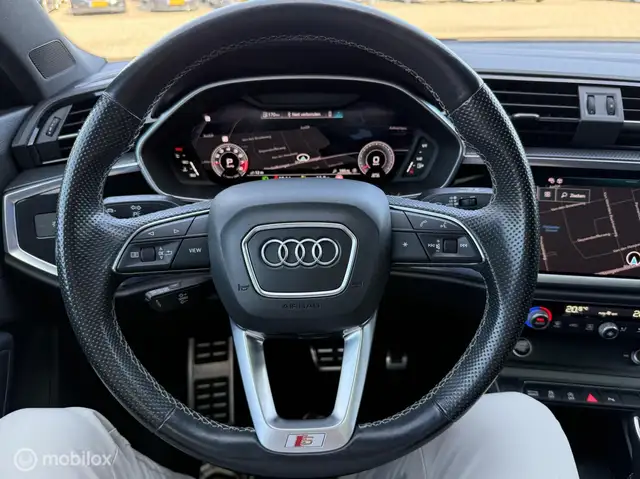 Audi Q3 view 14