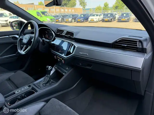Audi Q3 view 15