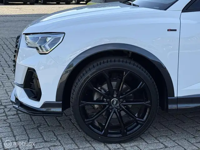 Audi Q3 view 7