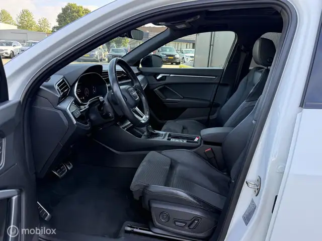 Audi Q3 view 12