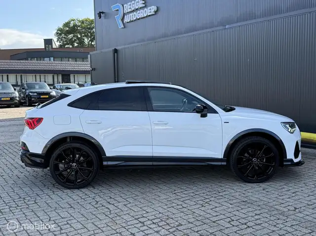 Audi Q3 view 11
