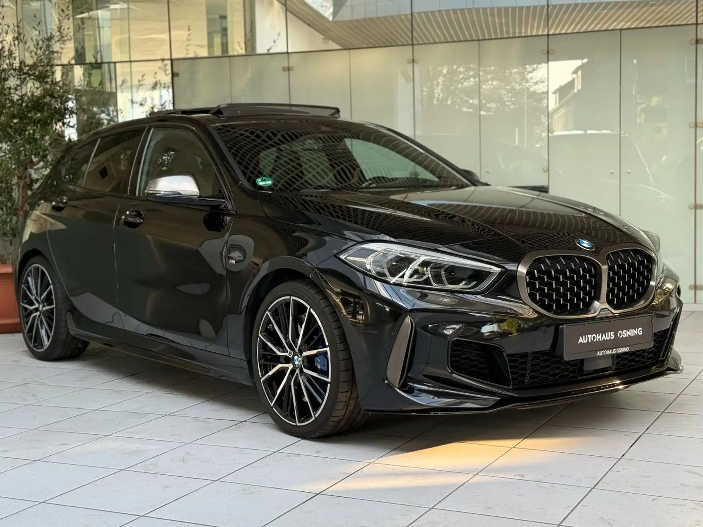 BMW 135 i xDrive PANO KAMERA ACC SPORT SITZE Zwart - 1