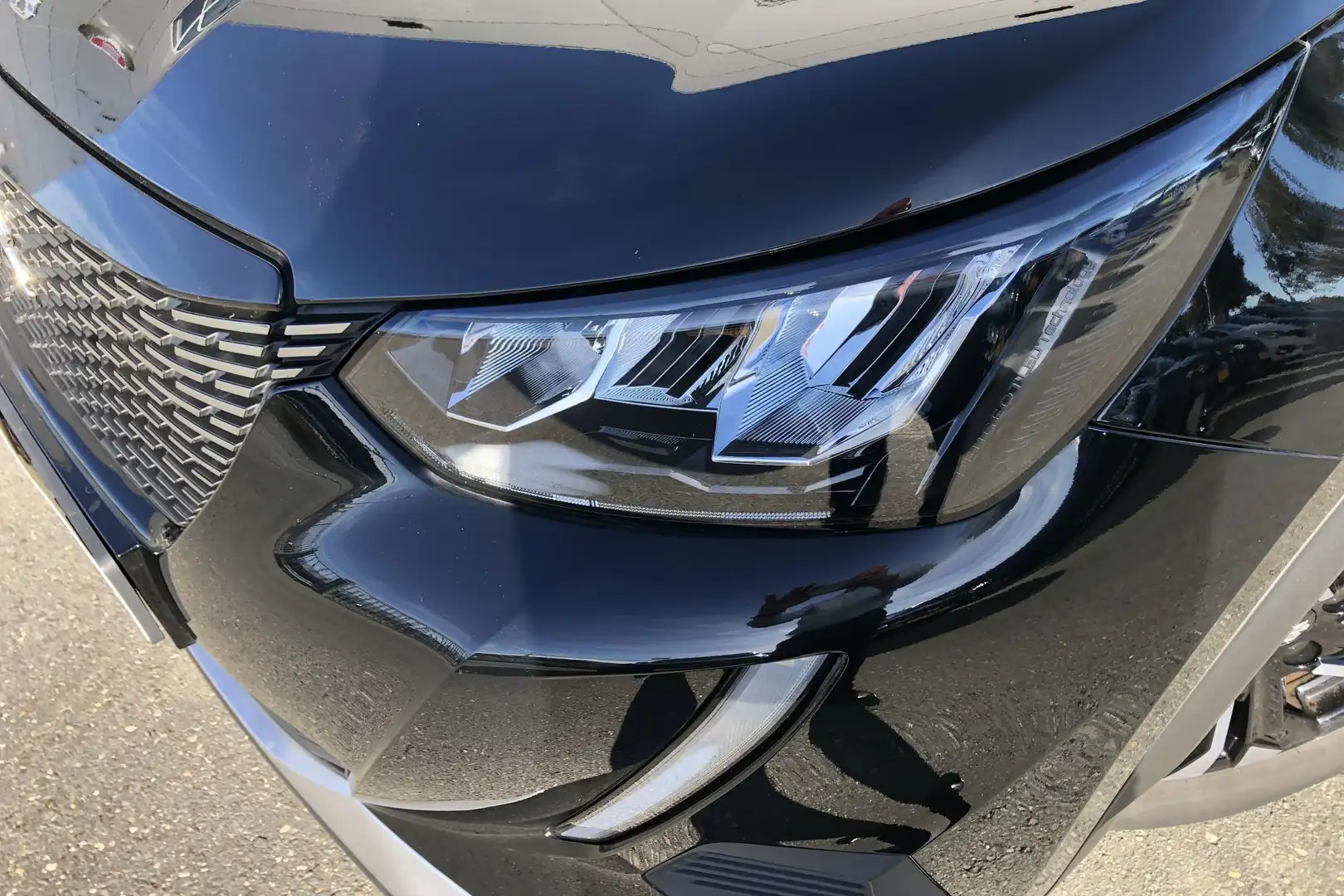 Peugeot 2008 1.2 100PK Allure Pack | Navigatie | Adaptive Cruis Zwart - 2